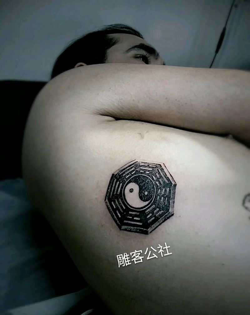 八卦纹身图片_腰部传统宗教纹身图案