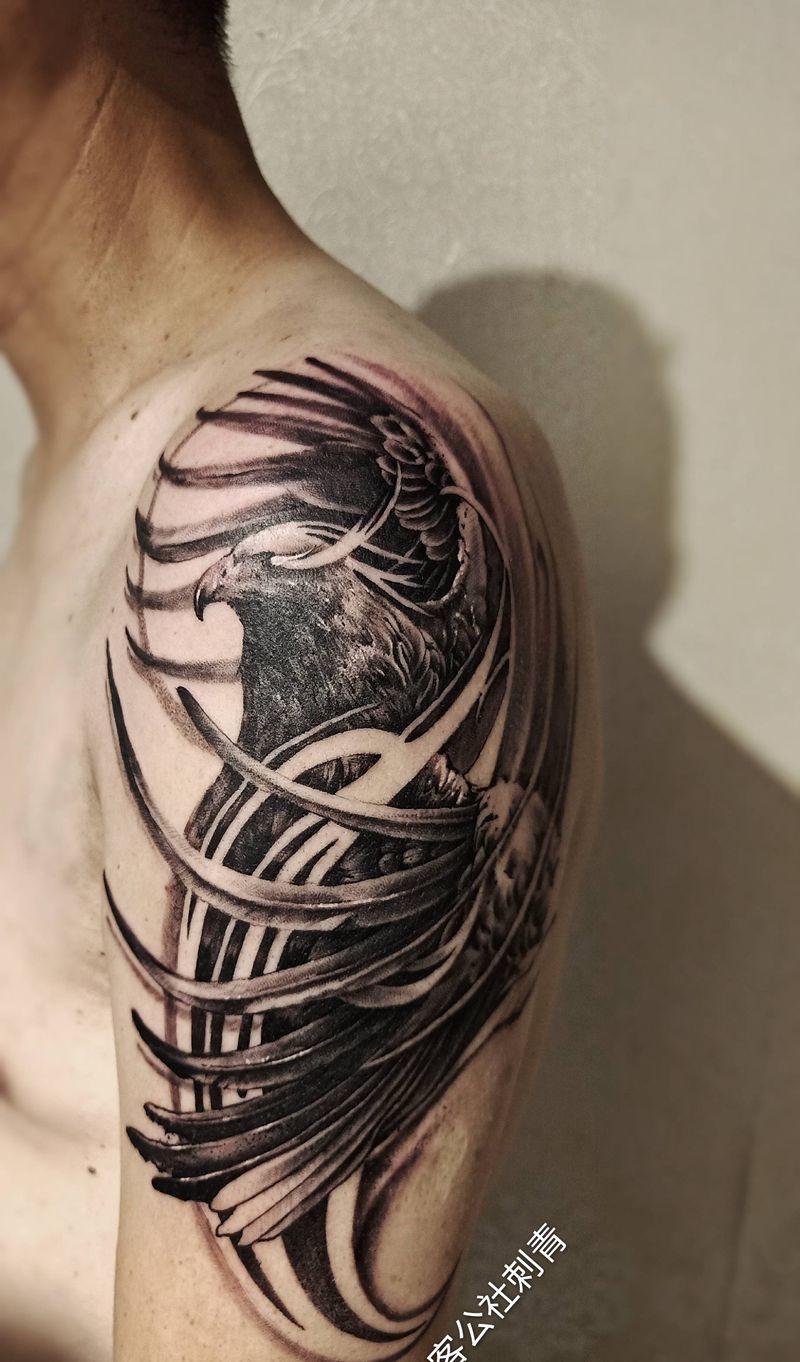 鹰纹身图片_手臂欧美写实纹身图案