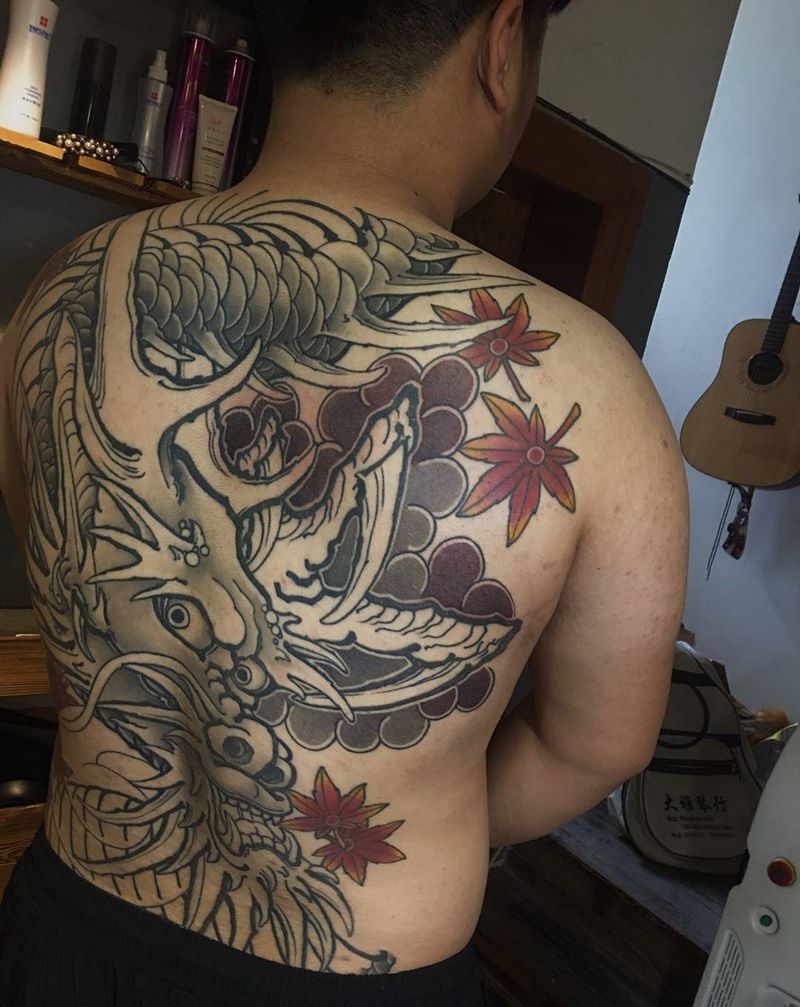 满背龙纹身图片