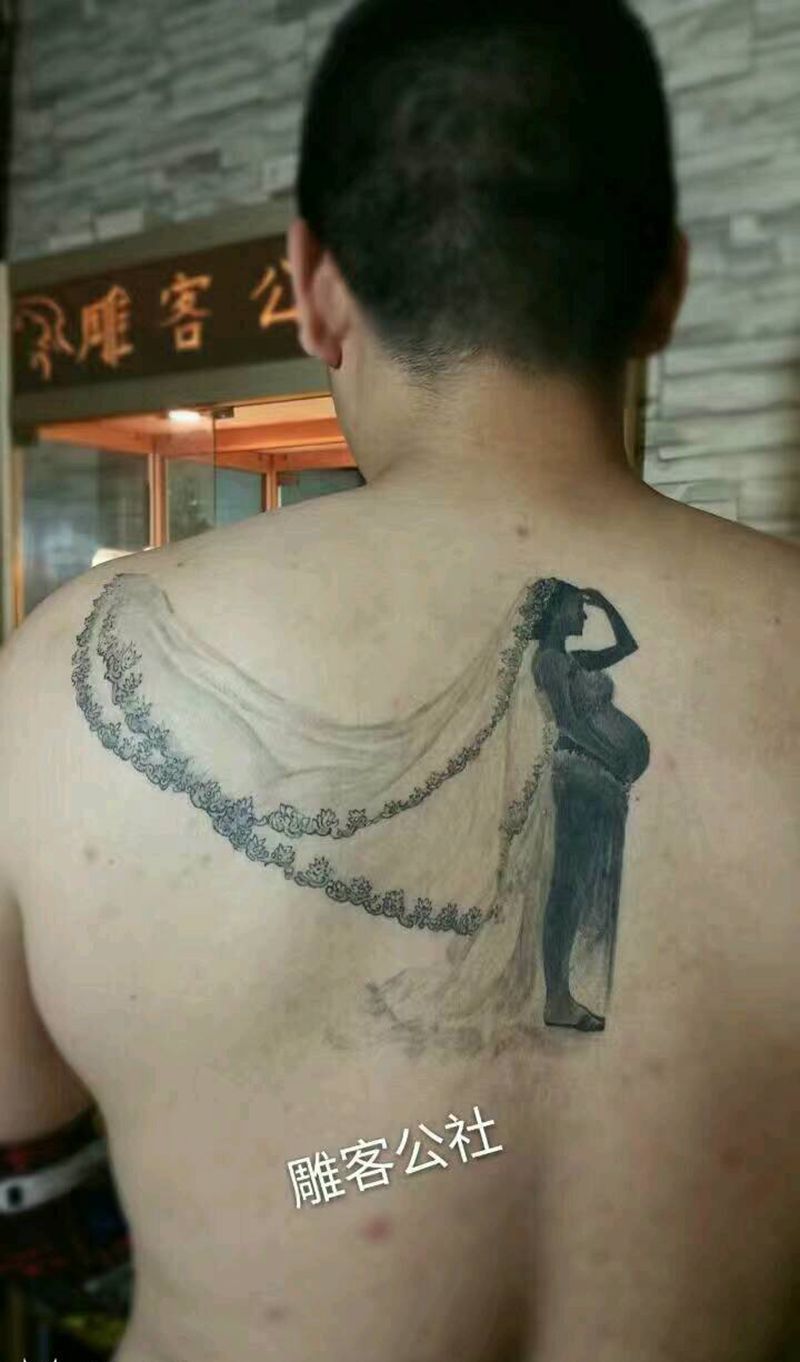 玫瑰  大肚婆纹身图片_背部欧美写实人物植物纹身图案