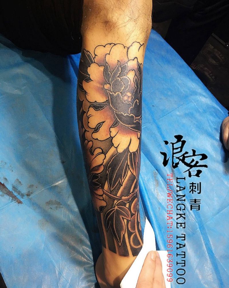 黑灰牡丹花腿纹身图片_传统植物腿部成品纹身图案