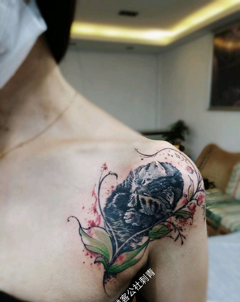 猫咪纹身图片_胸部手臂水彩纹身图案