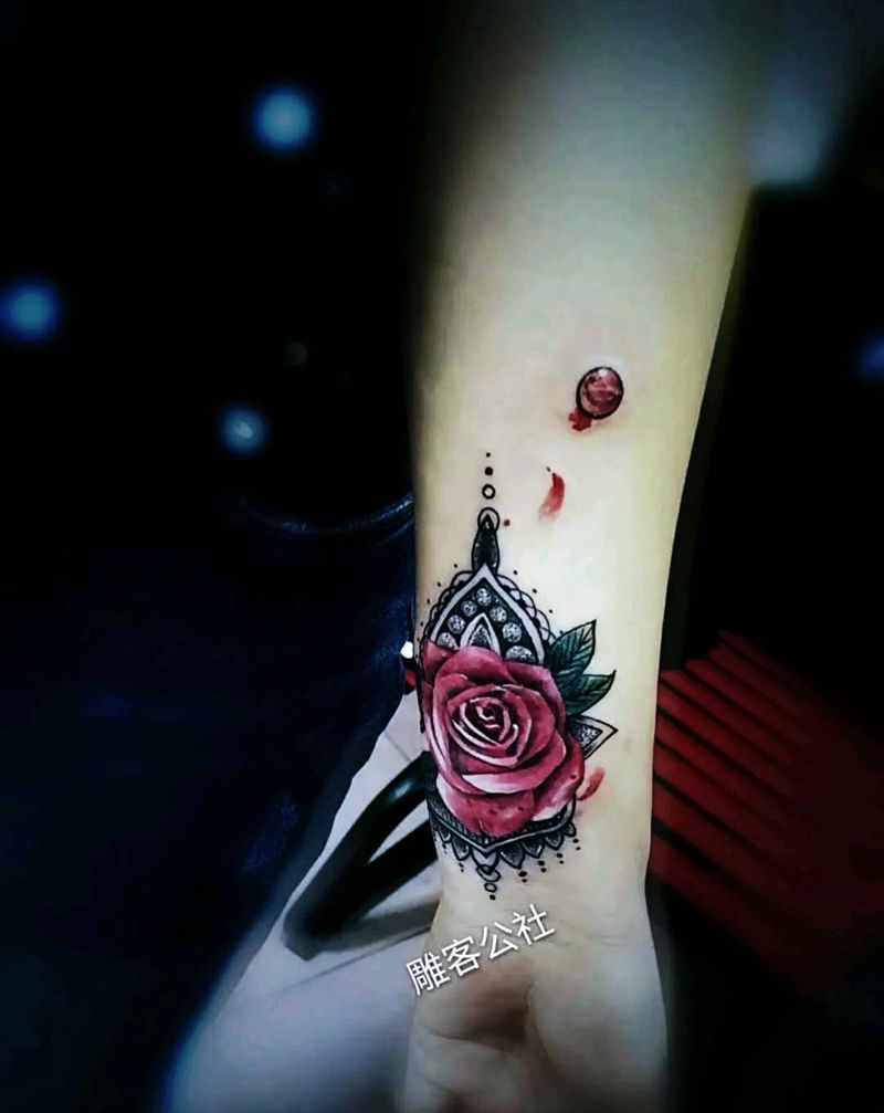 玫瑰遮盖伤疤纹身图片_手部水彩纹身图案