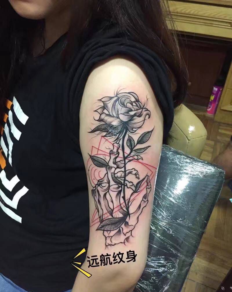 欧美纹身纹身图片_成品手臂肩部欧美植物原创纹身图案