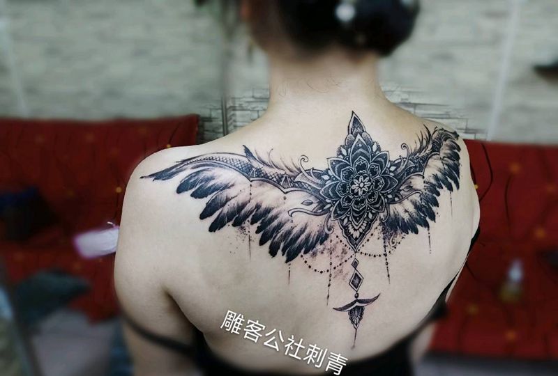 曼陀罗+翅膀纹身图片_背部点刺欧美写实纹身图案