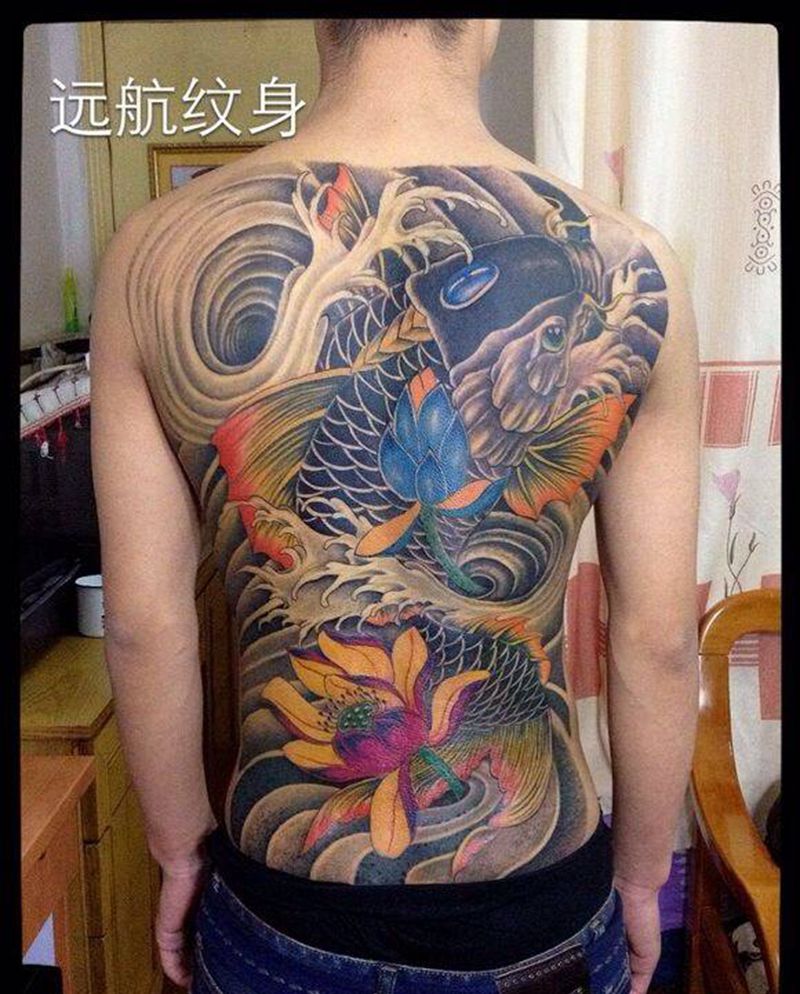 满背鱼纹身纹身图片_成品背部传统动物纹身图案