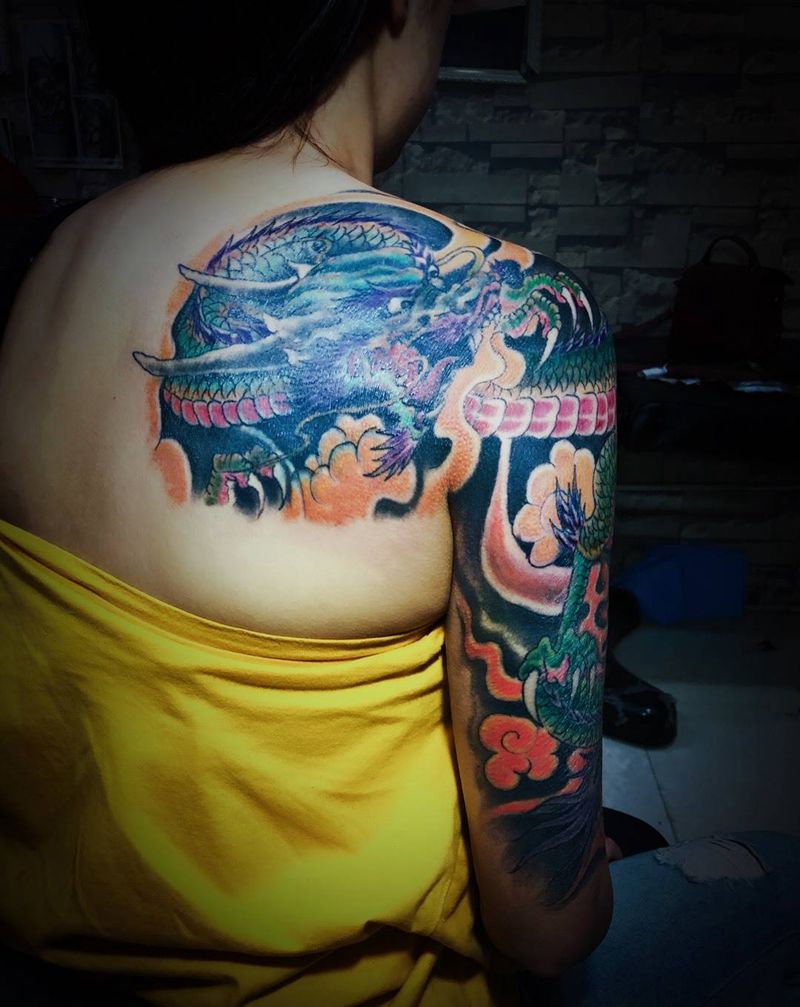 花臂小姐姐纹身图片_手臂背部新传统纹身图案