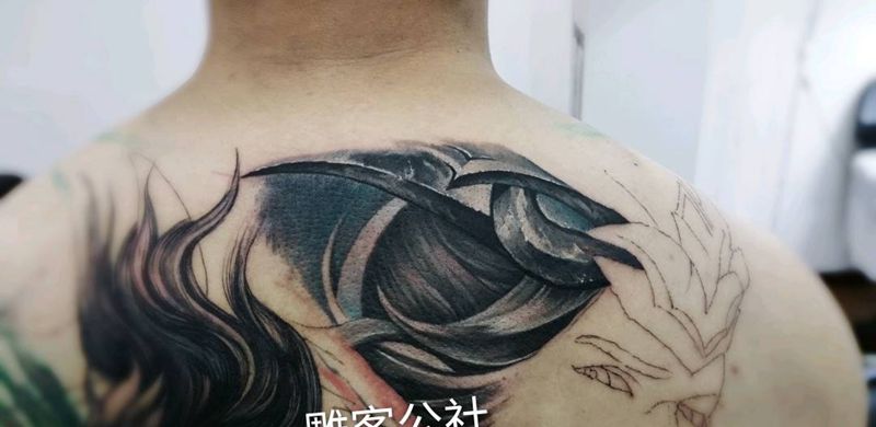 满背纹身图片_背部写实人物纹身图案