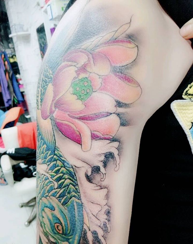 荷花锦鲤纹身图片