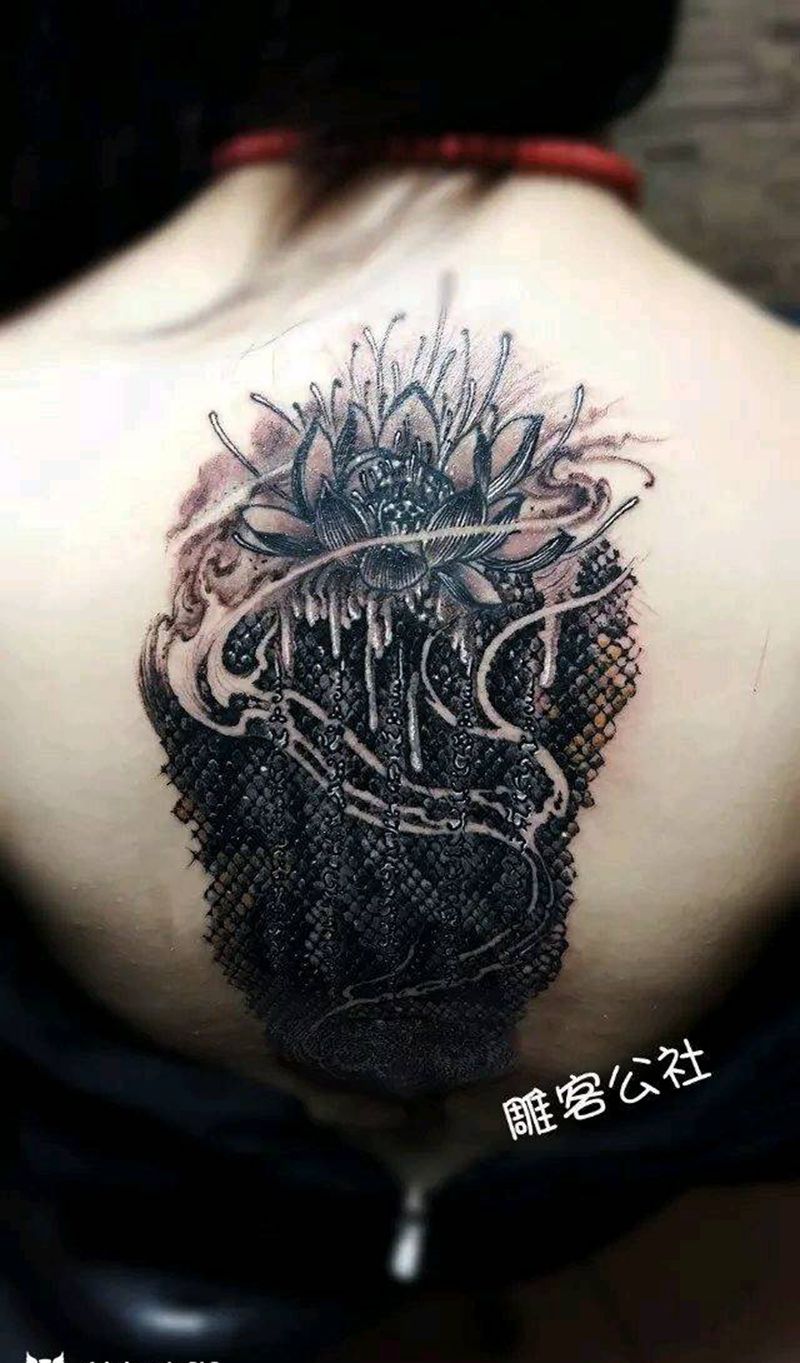 蛇皮纹身图片_背部欧美写实纹身图案