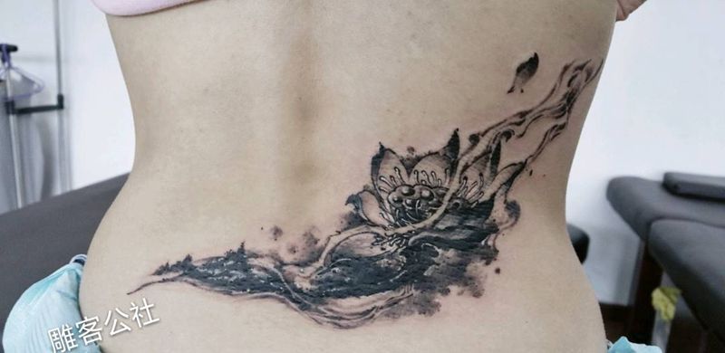 水墨丹青 莲花纹身图片_腰部水墨纹身图案