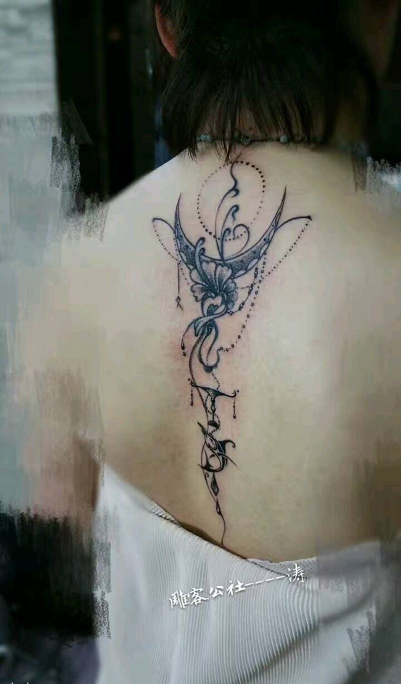 点刺纹身图片_背部清新几何图腾纹身图案