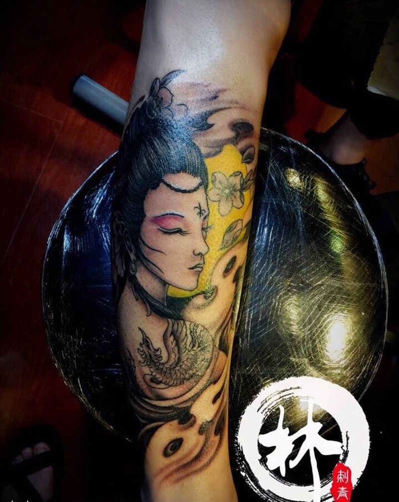 小腿彩色艺妓纹身图片