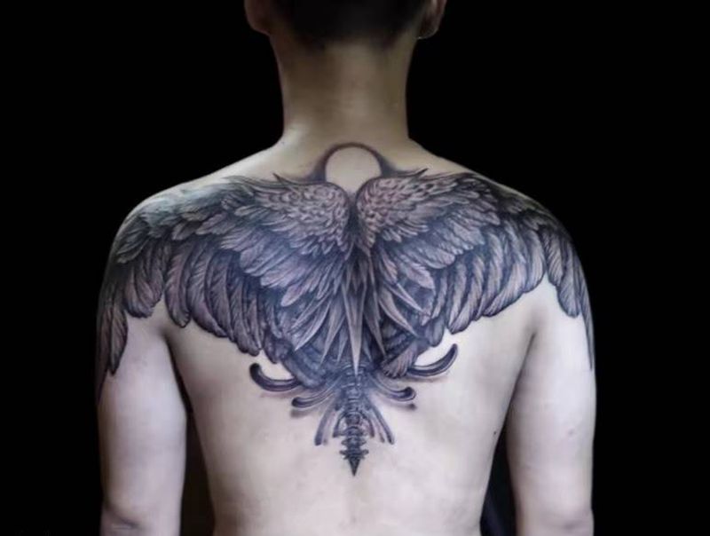 翅膀纹身图片_背部成品纹身图案