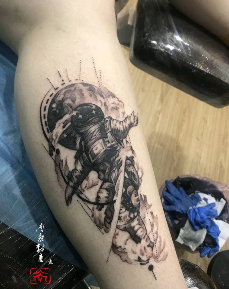 太空宇航员纹身图片_腿部点刺纹身图案