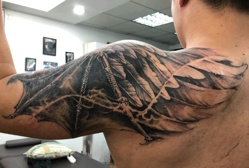 翅膀纹身图片_手臂欧美写实纹身图案