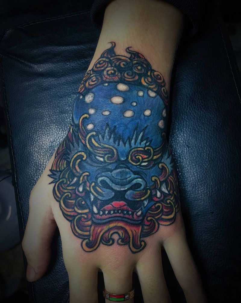 手面唐狮纹身图片_手部新传统纹身图案