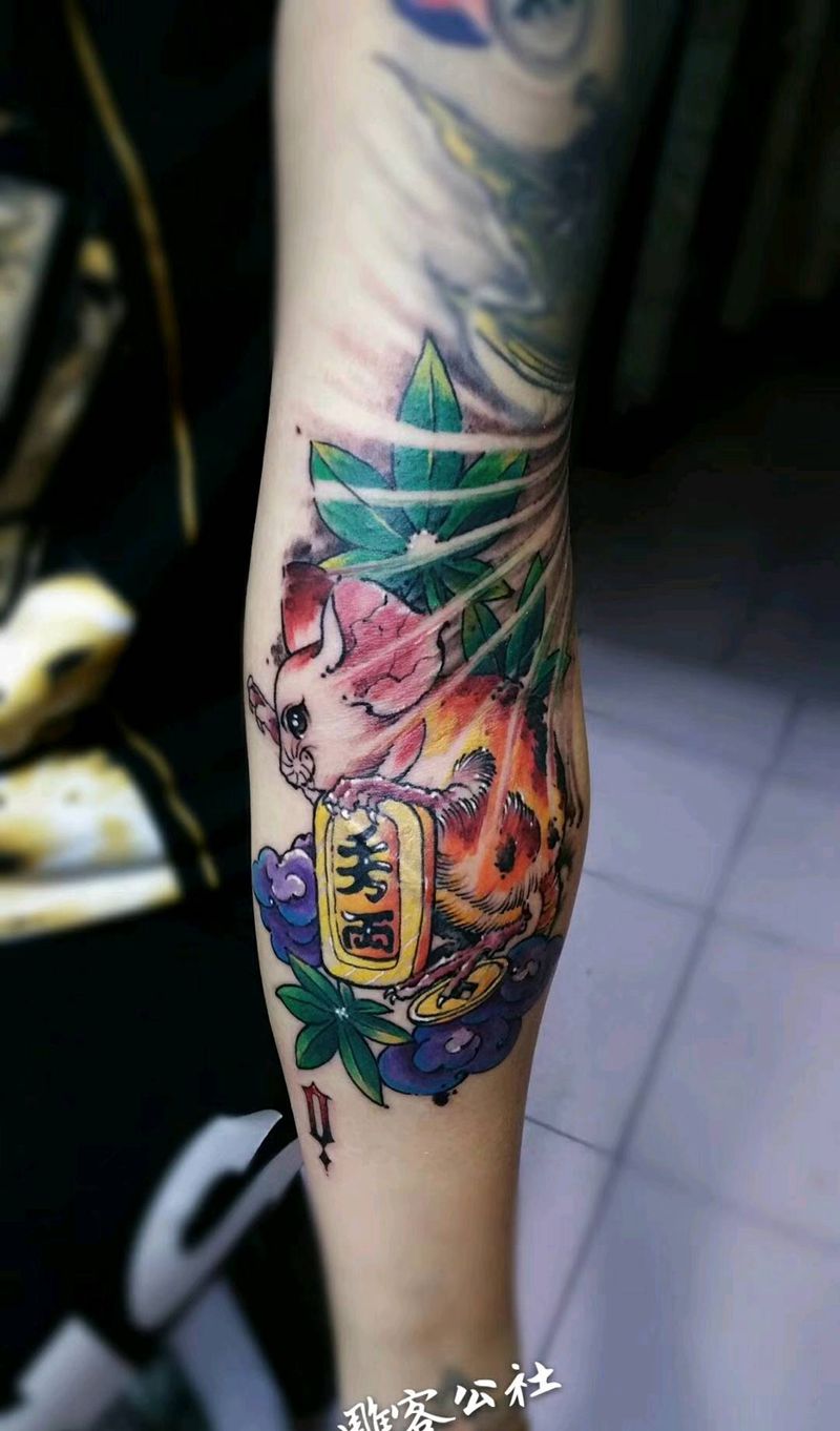 老鼠抱金砖纹身图片_手臂欧美传统动物纹身图案