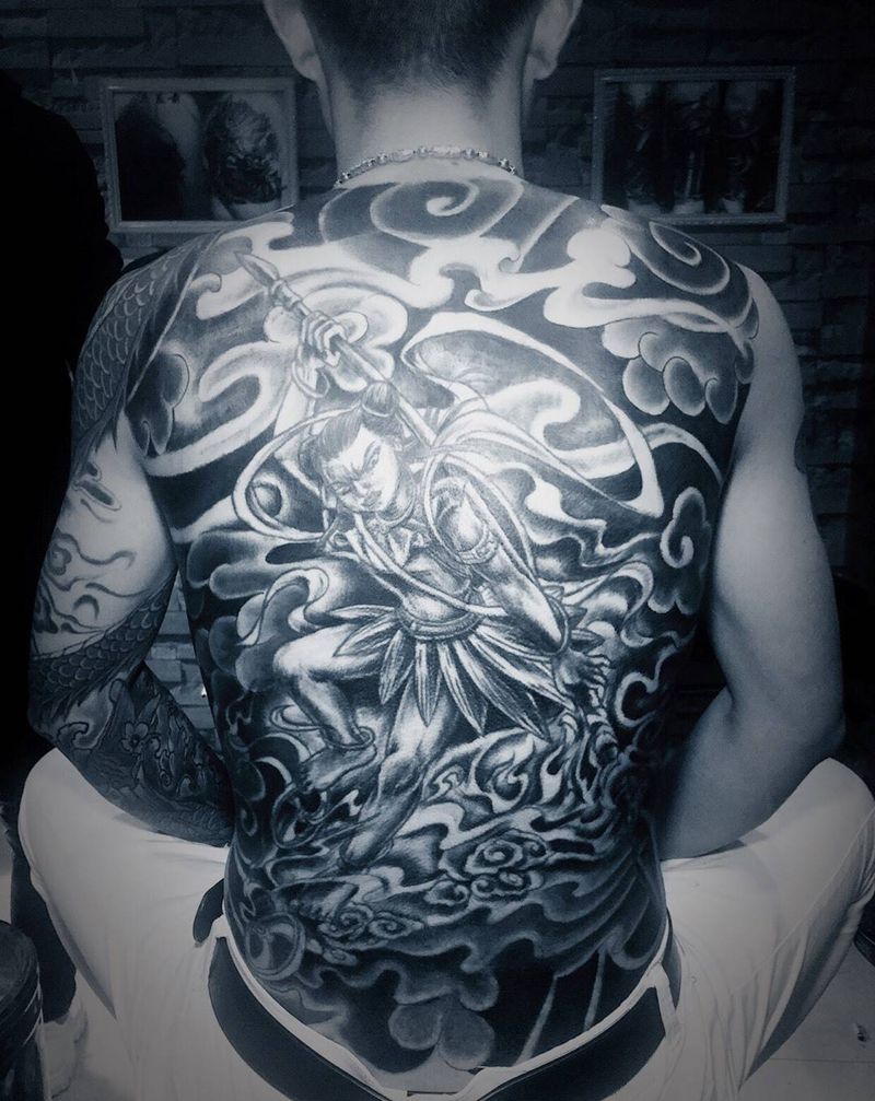 哪吒纹身图片_背部新传统纹身图案