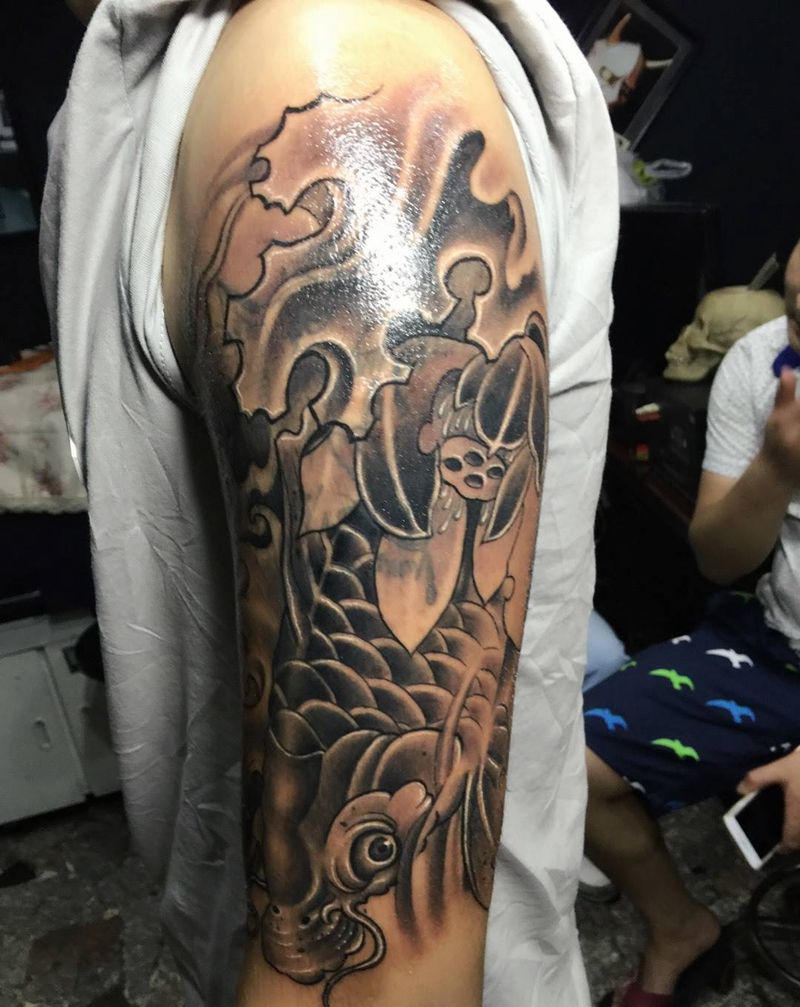 黑灰鲤鱼遮盖狼头纹身图片