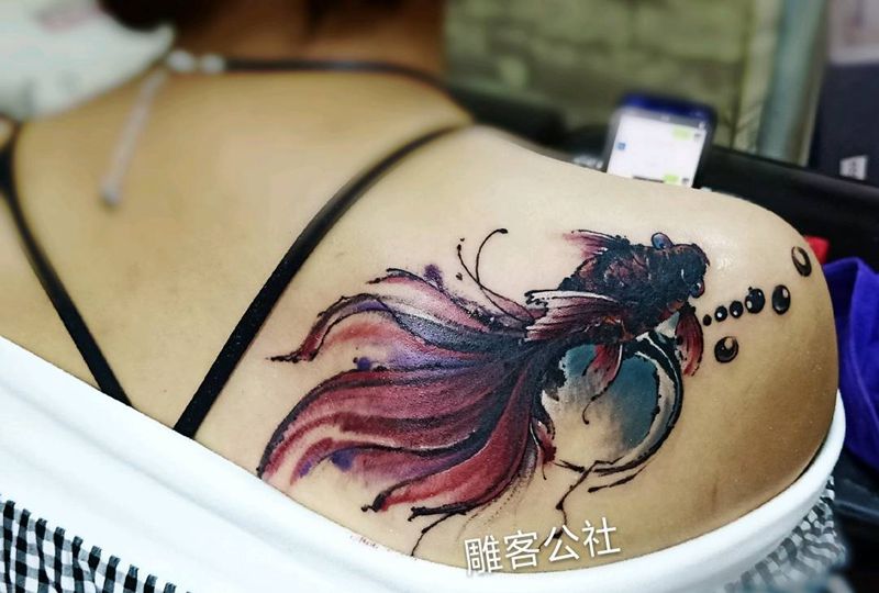 水墨金鱼纹身图片_背部传统清新国画动物原创纹身图案