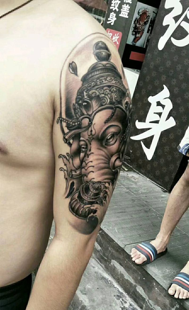 大臂象神纹身图片_手臂新传统纹身图案