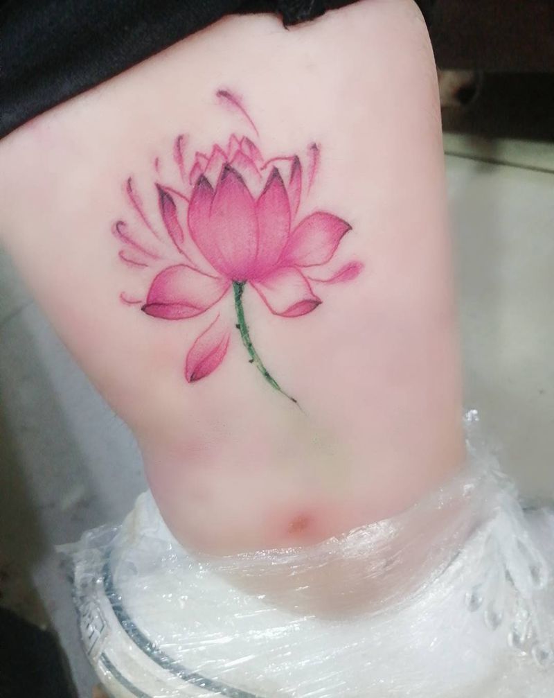 荷花纹身图片_腿部纹身图案
