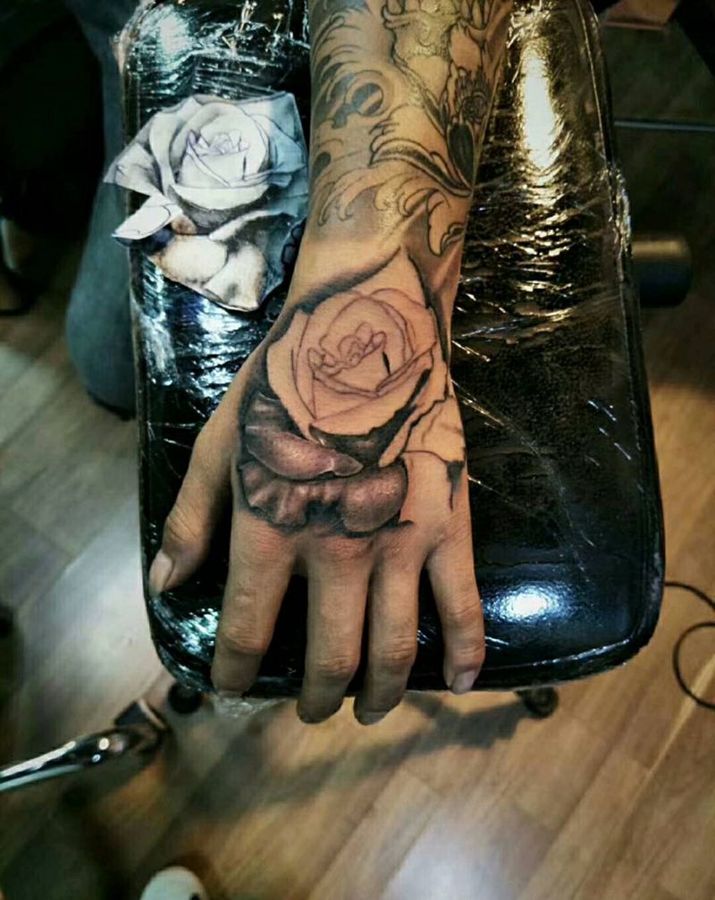 写实玫瑰未完成纹身图片_手部欧美写实纹身图案
