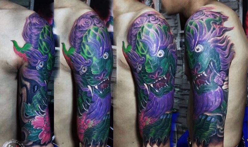 彩色唐狮大臂纹身图片_成品手臂传统动物原创纹身图案