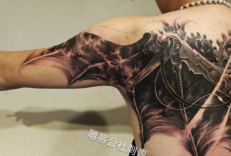 翅膀 未完待续纹身图片_背部手臂新传统欧美写实纹身图案