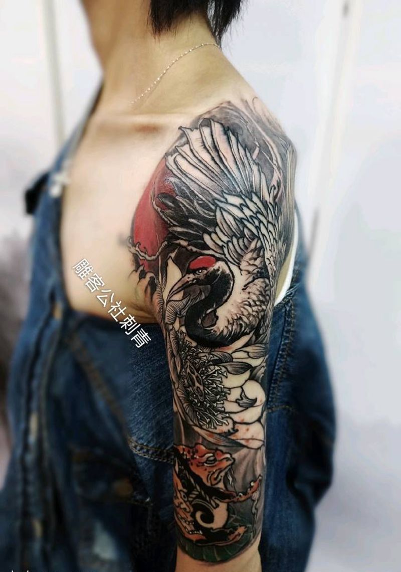 丹顶鹤+金蝉纹身图片_手臂新传统纹身图案