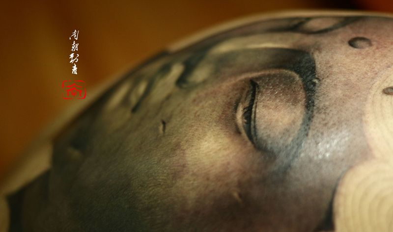 佛纹身图片_背部欧美写实纹身图案