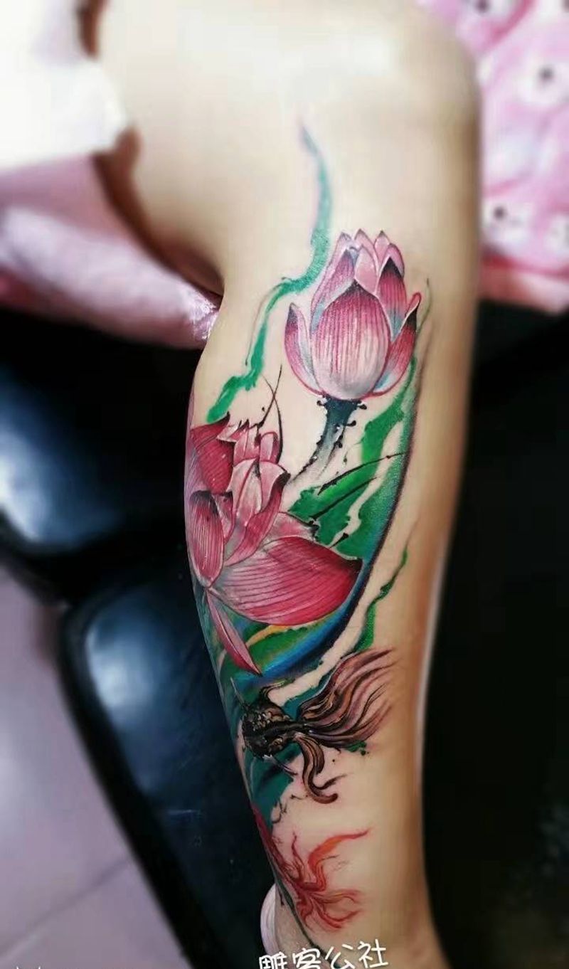 莲花盖疤纹身图片_腿部水墨纹身图案