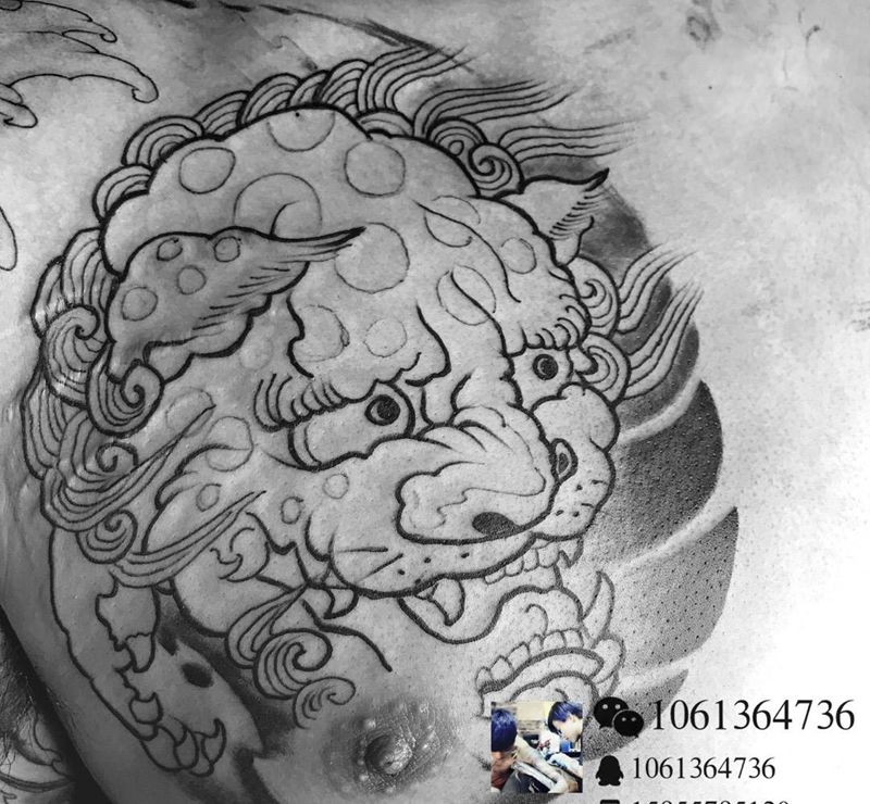 传统半甲唐狮子纹身图片_成品胸部传统动物鬼神纹身图案