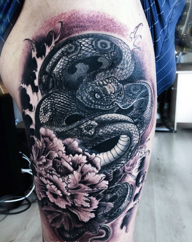 丛中蟒纹身图片