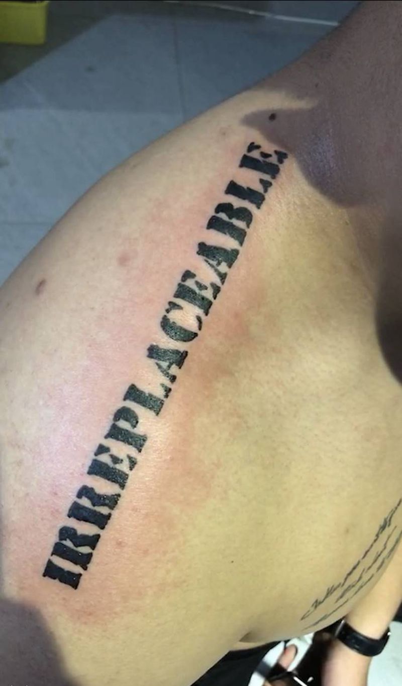 无可替代纹身图片_肩部花体字纹身图案