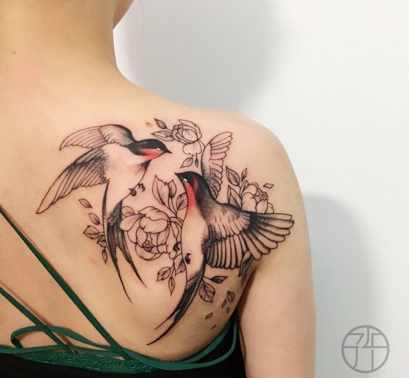 燕子纹身图片_肩部New School纹身图案