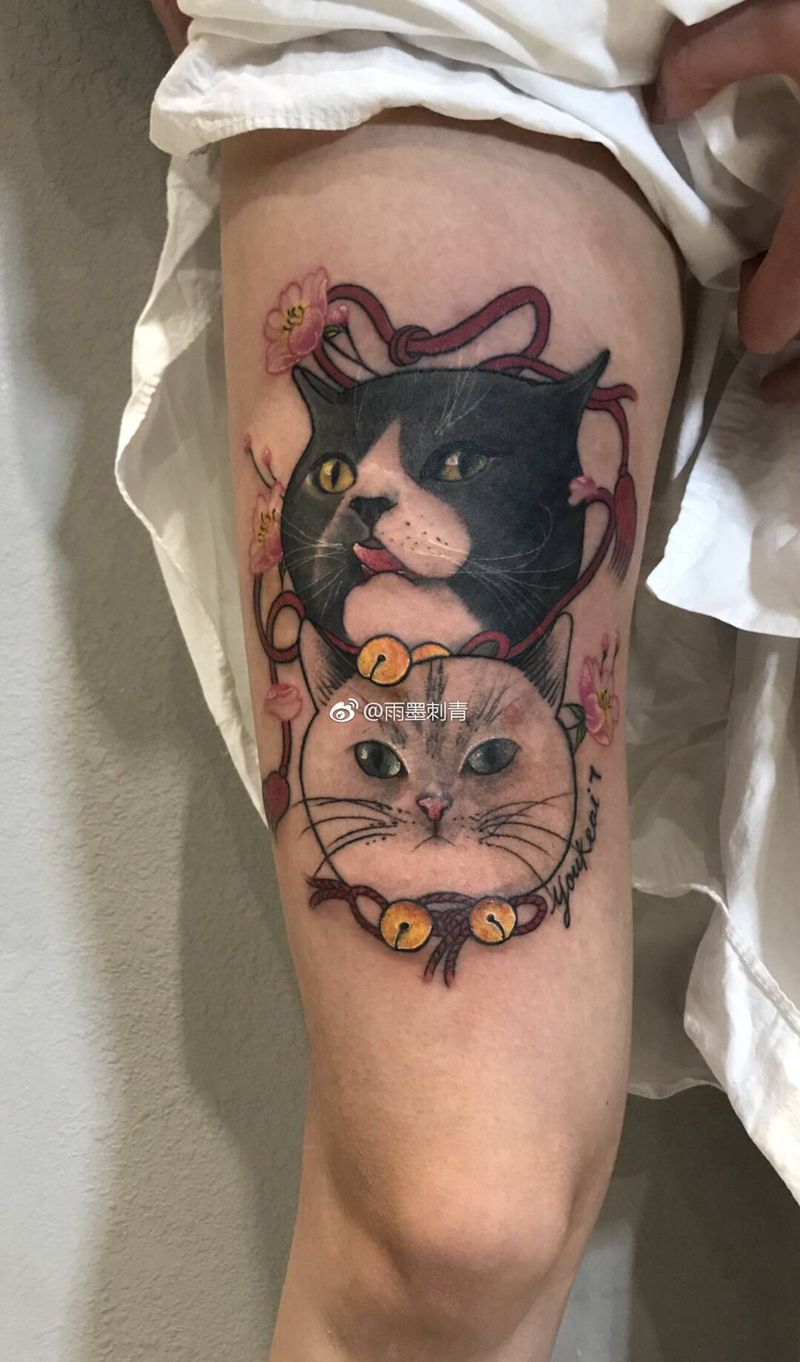 美女家养的两只猫咪纹身图片_腿部新传统欧美写实纹身图案