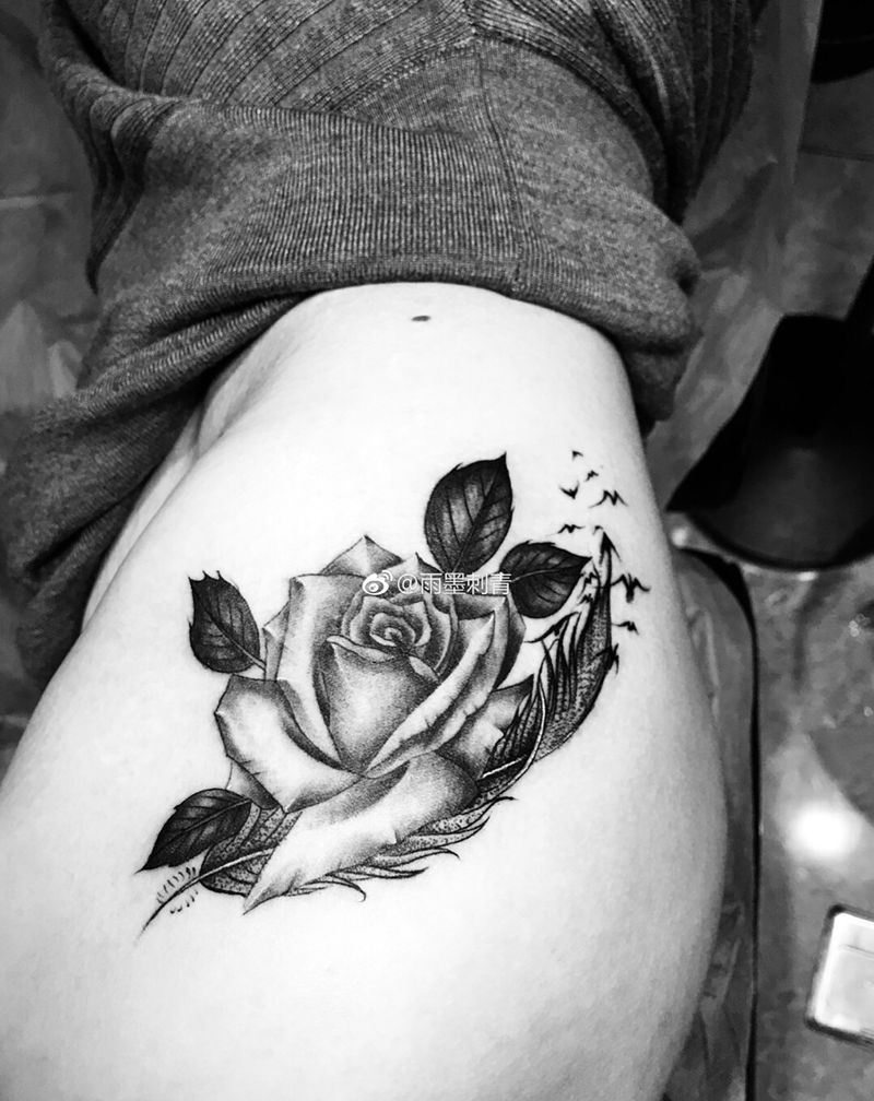 玫瑰纹身图片_臀部新传统欧美写实纹身图案