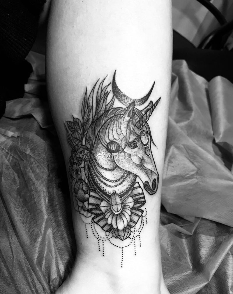 独角兽纹身图片_腿部欧美写实新传统纹身图案