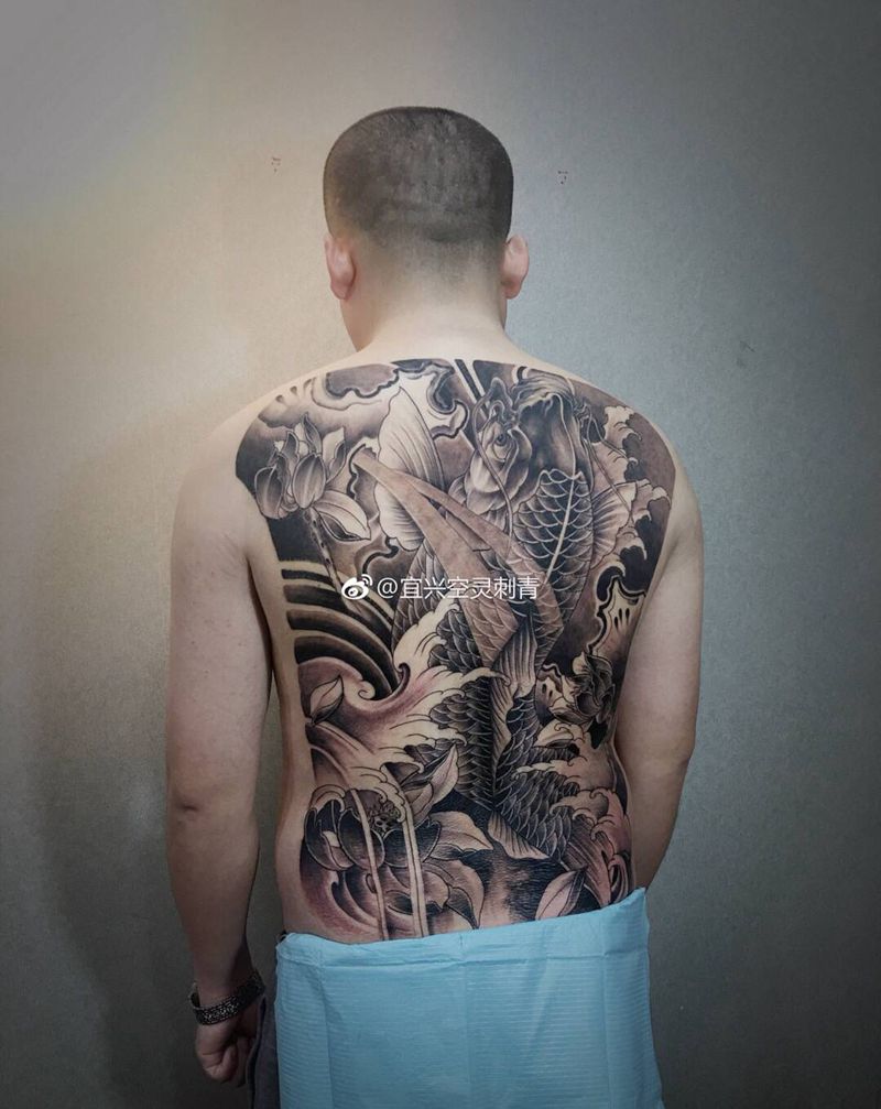 鱼纹身图片_背部纹身图案