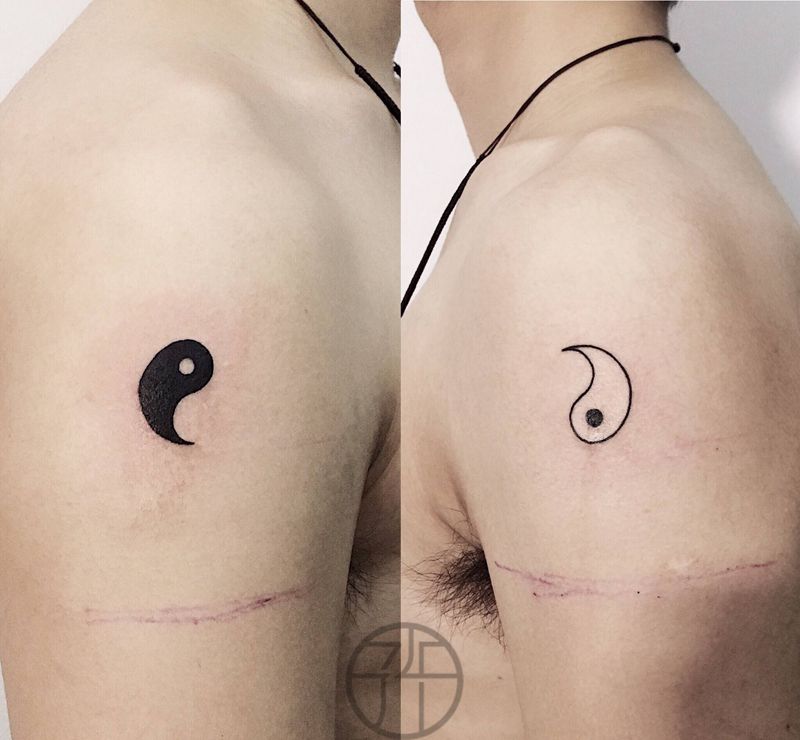 勾玉纹身图片_肩部纹身图案