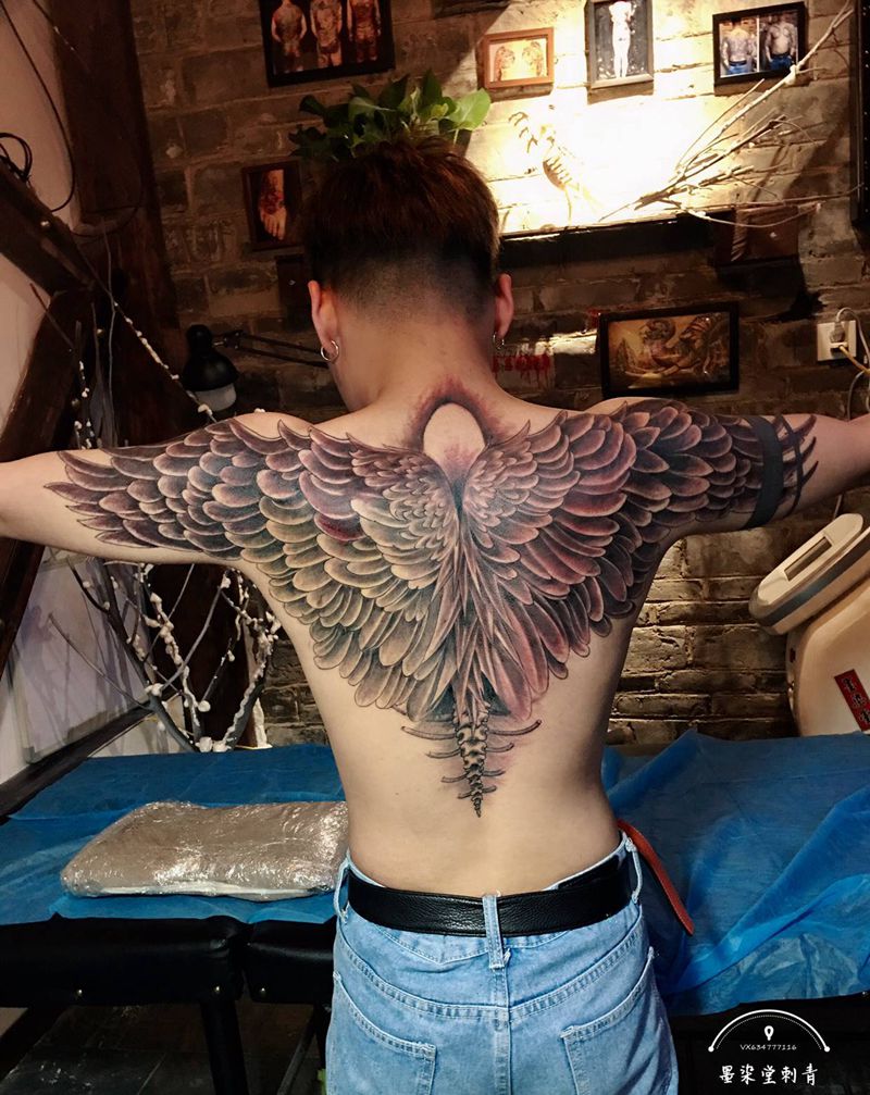 翅膀纹身图片_背部纹身图案