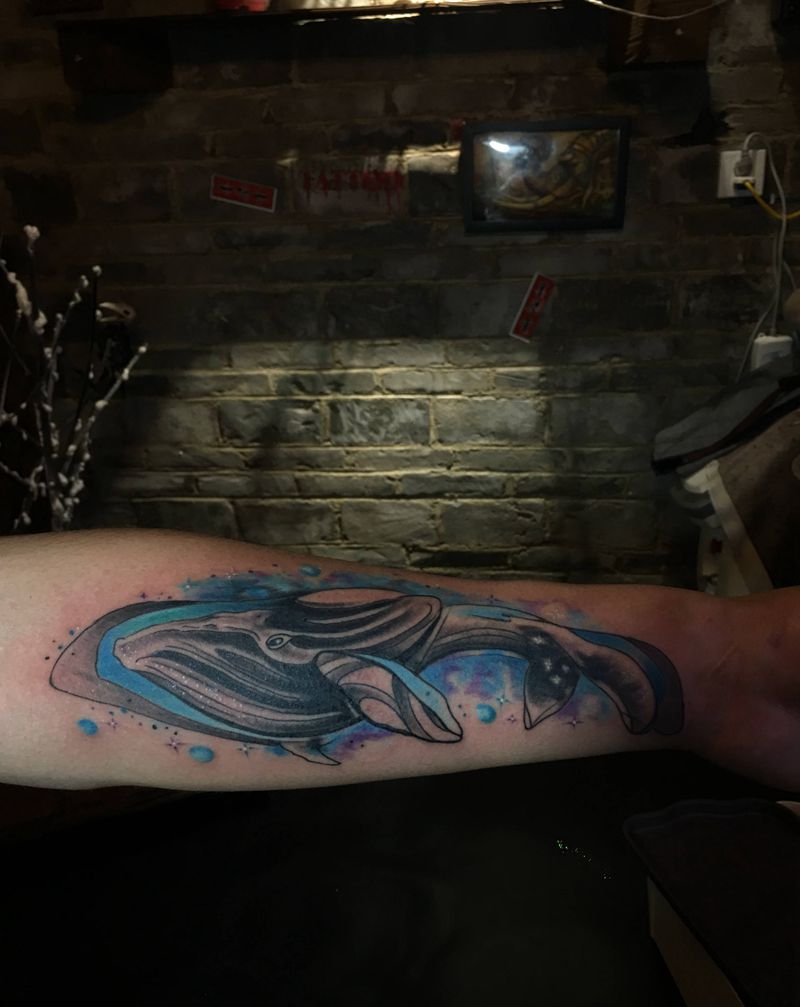 水墨鲸鱼纹身图片_手臂纹身图案
