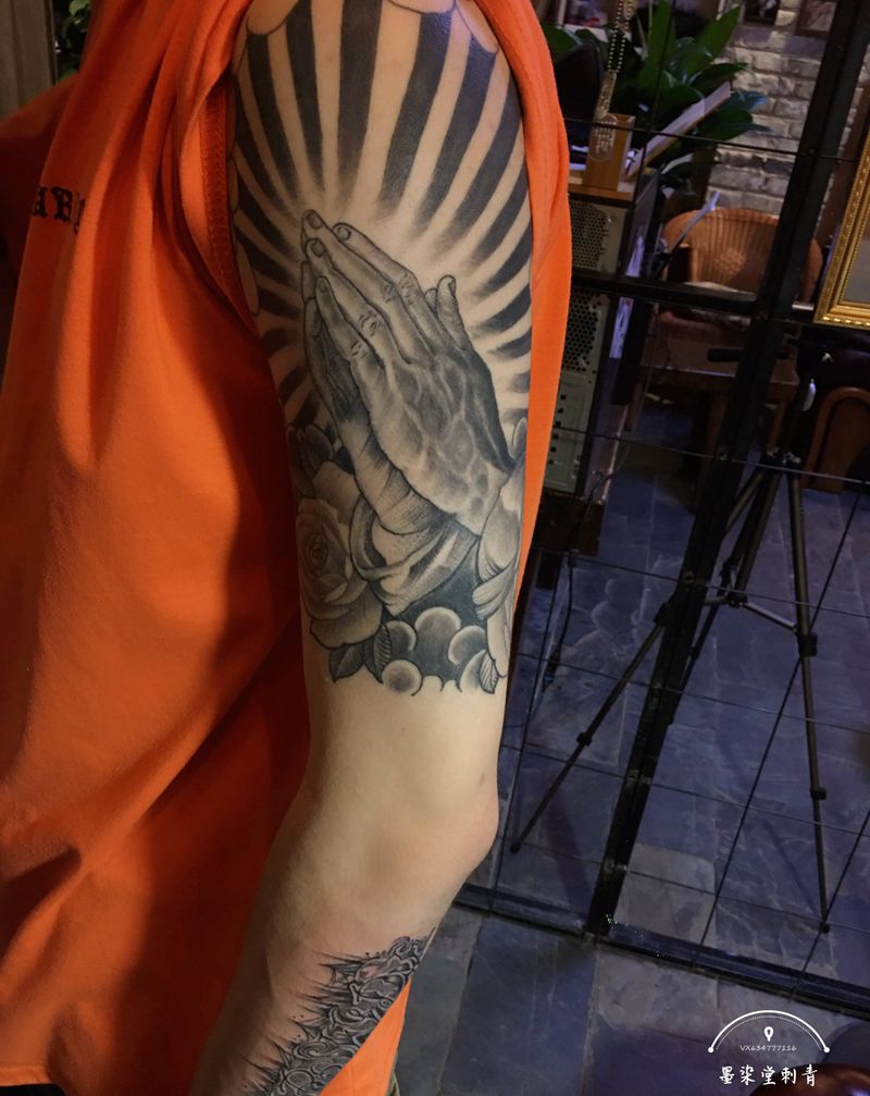 祈祷手纹身图片_手臂纹身图案