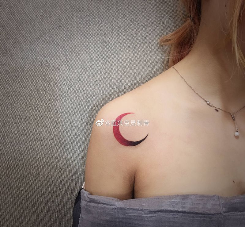 月纹身图片_肩部纹身图案