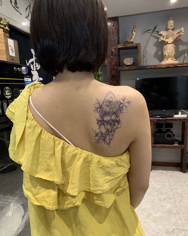 遮盖纹身图片_臀部背部几何点刺纹身图案