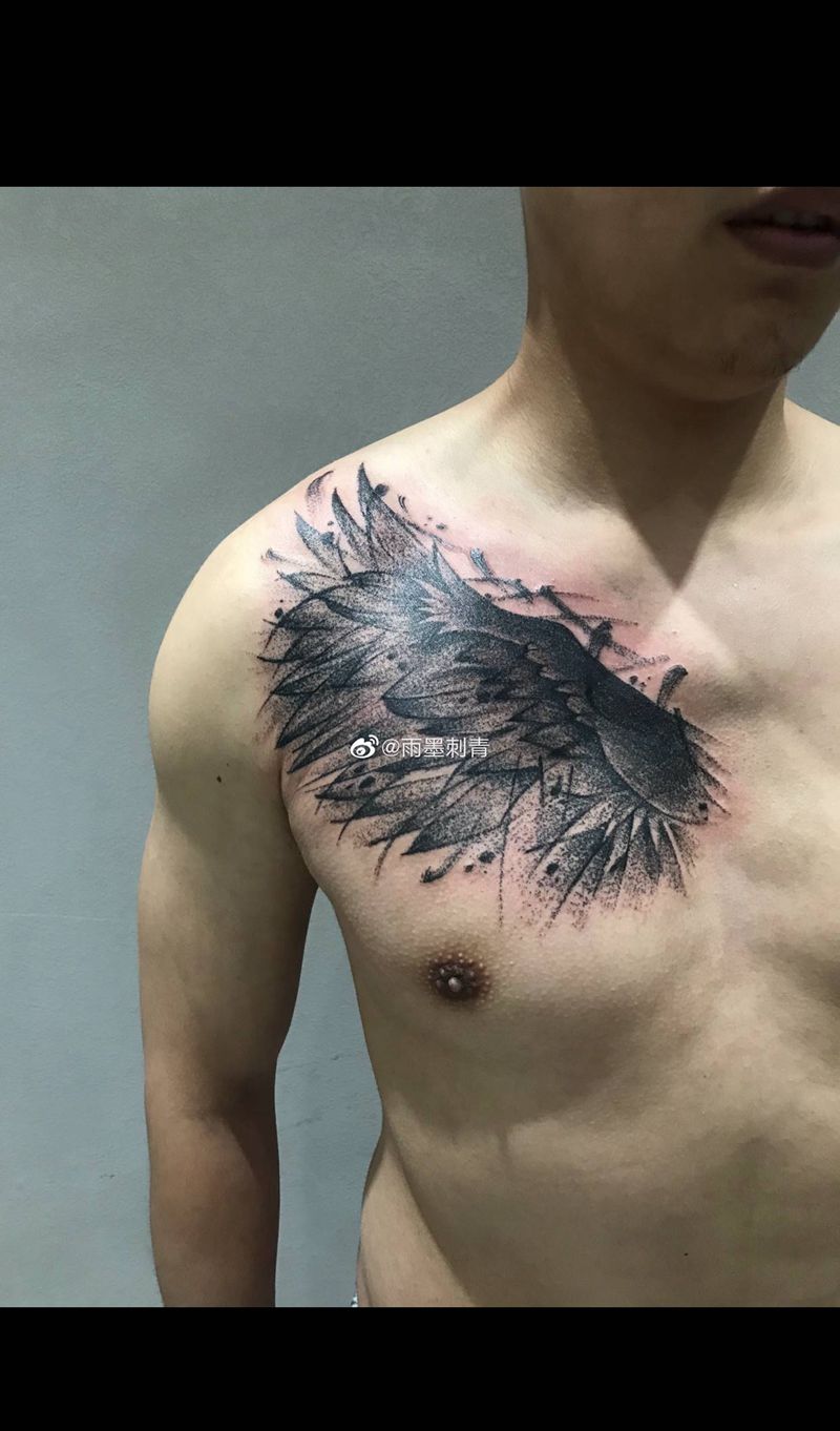 翅膀纹身图片_胸部点刺几何纹身图案
