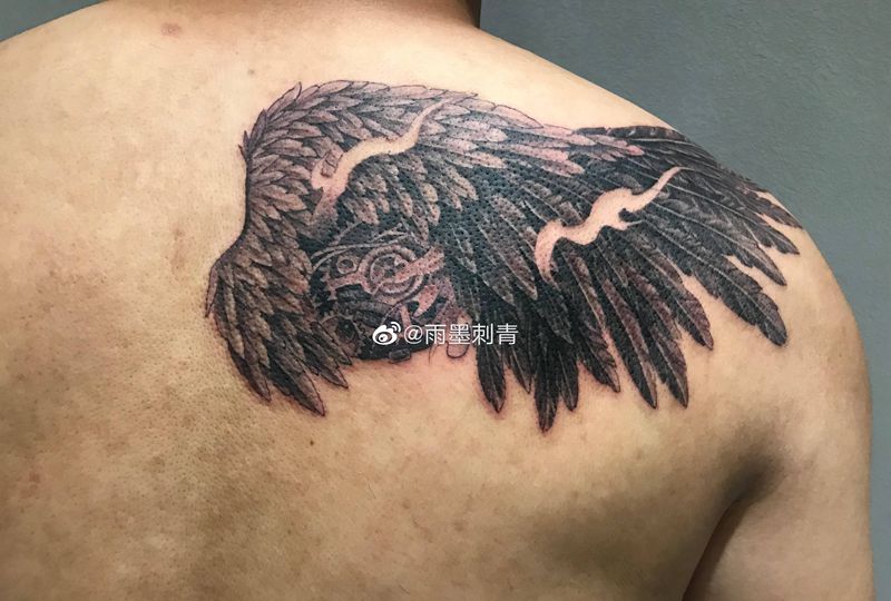 翅膀纹身图片_背部肩部欧美写实新传统纹身图案