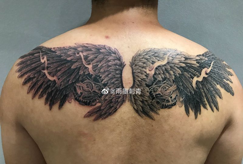翅膀纹身图片_背部肩部新传统欧美写实纹身图案